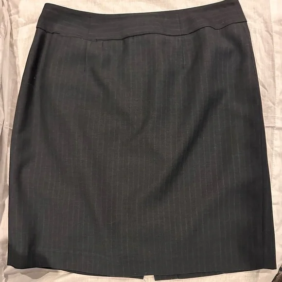 Calvin Klein Pinstriped Charcoal Skirt – Size 6 – Excellent Condition - Picture 4 of 6